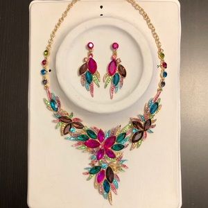 NWT Gorgeous Floral Earring and Necklace Set